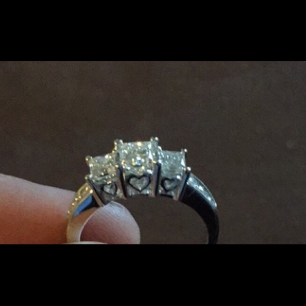 Engagement ring - Picture 2 of 2